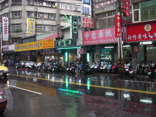 バイク屋さんは小さなところから大規模ディーラーまで様々。　たくさんあります。さすがバイク王国台湾と言ったところ。