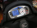 デジタルスピードメーターには時計、燃料計、ＯＤＯ，トリップメーターを表示。タコメーターは追従性に優れたステッピンモーターを使用。　幻想的な照明演出も特徴です。