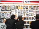 SYMの純正オプションブランド　Ｘ’ＷＯＲＬＤ　の商品展示。