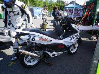 ホンダPCXのレース仕様　街で見かける普通のスクーターがただならぬムードに変身。　