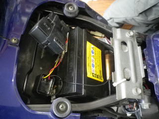 リヤサスをカワサキの物を流用したSV400　バッテリートレーを加工して付けているのでバッテリーがうまく納まらない。