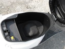 ハンドルスイッチでオープンするシート下スペースにはジェットヘルメットを収納可能。