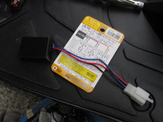 LED用ウインカーリレーをノーマルウインカーリレーと交換。　配線の接続は確実に。　今回は市販のカプラーを使い車体側のカプラーにそのまま付くようにしました。