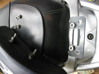 別の装着例　使用したのはＫＹＭＣＯ純正ＶリンクＳＲシリーズ用　ステーを切断して、その端材を面取りしたグラブバーにボルトで固定。　その上に高ナットを噛ませたバックレスト本体を固定。