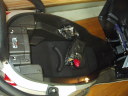 フルフェイスヘルメット１ヶと半帽タイプヘルメットを余裕で収納。　１２V電源ソケット、シートスペース内照明を装備。