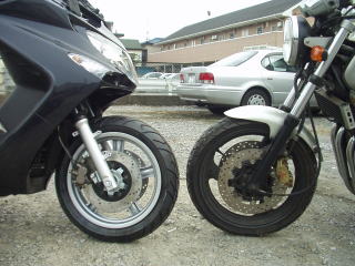 タイヤサイズは120/70-15　。　 となりはＸＪＲ４００でタイヤは110/70-17　。　普通のオートバイに近いタイヤサイズです。 エキサイティングはスクーターというよりオートマチックのオートバイなんです。