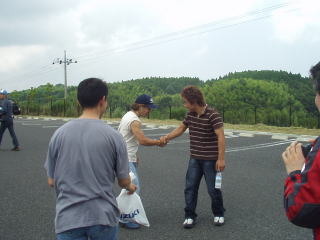 カワサキＧＰライダー　松戸選手と帰り際に握手。応援しちゃいます。