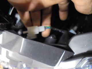 ヘッドライト下マーカーランプ配線カプラーにKOSOウインカーカプラーを割り込み接続。