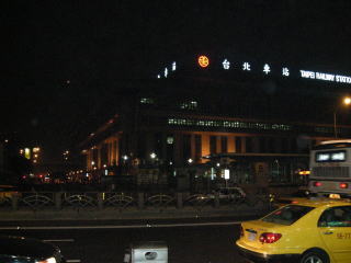 ＭＲＴの台北中央駅の外観。地下街は広く、食事やショッピングも楽しめます。メイド喫茶もありました。