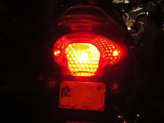 ブレーキを掛けると左右のランプが点燈するようになってます。