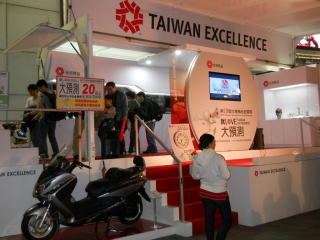 駅前広場に台湾の工業製品の展示がしてありました。　SYMのバイクの姿もあります。