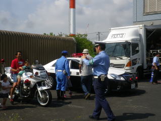 市川警察署による　白バイ　パトカーの展示。