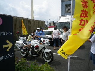 様々な業種の御祭り。　同じいちかわで働く同志　バイク関連では白バイも展示。
