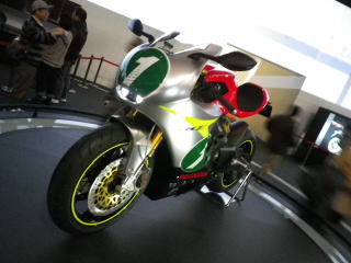 今回の目玉！！と思っているホンダの電動スーパーバイク　RCE　コンセプトバイク。　電動バイクのあるべき形の一つかも？
