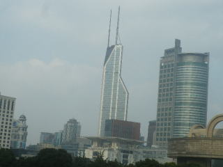 超高層ビルが立ち並ぶ上海。　今回用意されたホテルは真ん中の高層ビルです。
