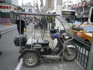 三輪タクシーです。　上海の交通の流れが速いのでちょっと恐そう。　勇気があれば乗ってみたかった