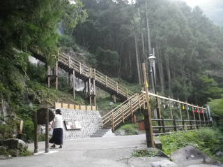 昨年は土砂崩れで通行不能でしたが、見事に整備された七滝の遊歩道。