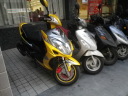 高雄の街もバイクでいっぱい。　金色のレーシングは台湾の純正限定カラーです。