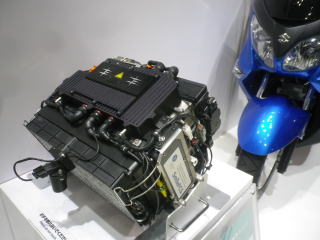 スズキのバイク用燃料電池ユニット。