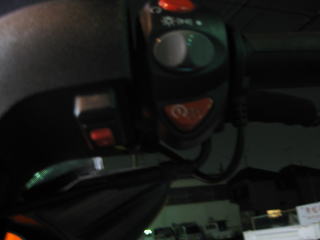 ハザードスイッチはハンドルカバーに取り付けました。　KYMCOのハザードコントローラーの黄色線に＋電流を投入するようにします。