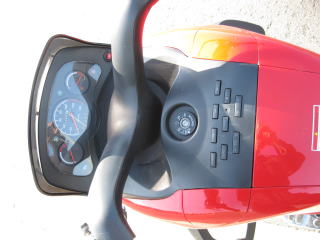タンク上面のに並んだボタンはＡＭ・ＦＭラジオ・ＭＰ３のコントロールパネル。車体側面にはスピーカーも装備しています。