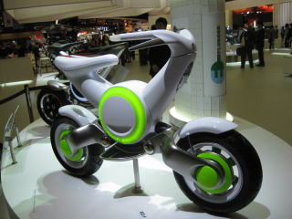 ヤマハのコンセプト車　電気バイクのようです。　