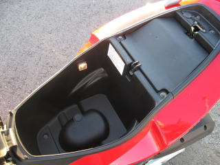 フルフェイスヘルメット収納可能なシート下スペース。　ラゲッジランプは自動消灯式です。
